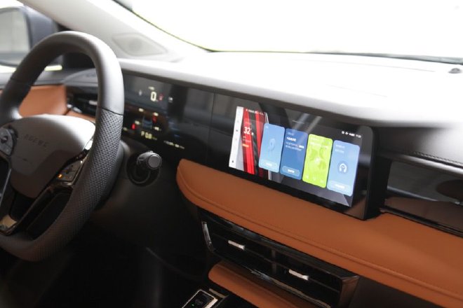 Test drive the brand-new Roewe i5 top model with comfortable ride and high configuration