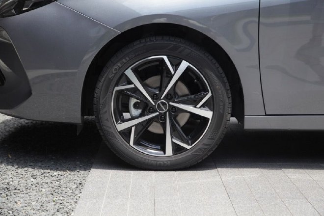 Test drive the brand-new Roewe i5 top model with comfortable ride and high configuration