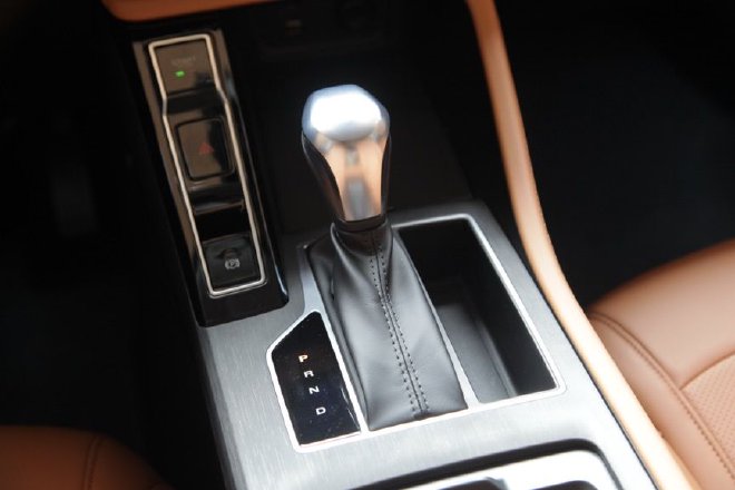 Test drive the brand-new Roewe i5 top model with comfortable ride and high configuration