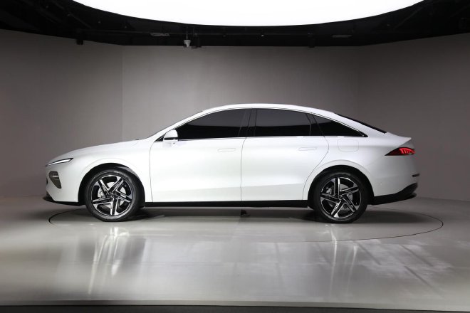 品牌转型新开端 荣威D7 EV外观解