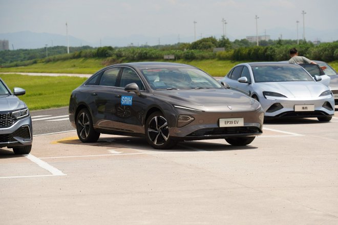 荣威D7 EV和D7 DMH测试谍照曝光 或成都车展亮相