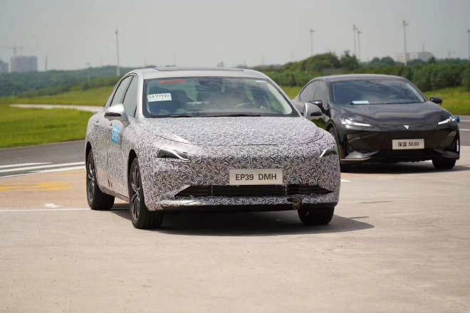 荣威D7 EV和D7 DMH测试谍照曝光 或成都车展亮相