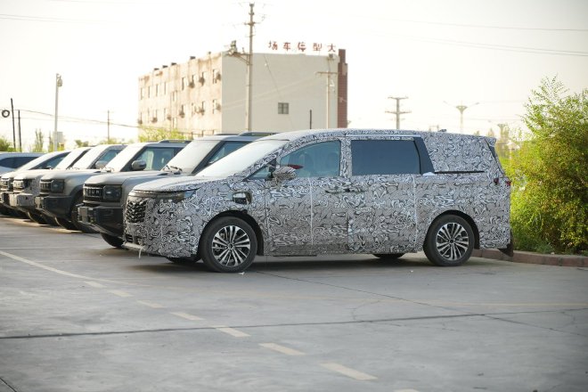 江淮瑞风RF8插混版谍照曝光 将成都车展亮相