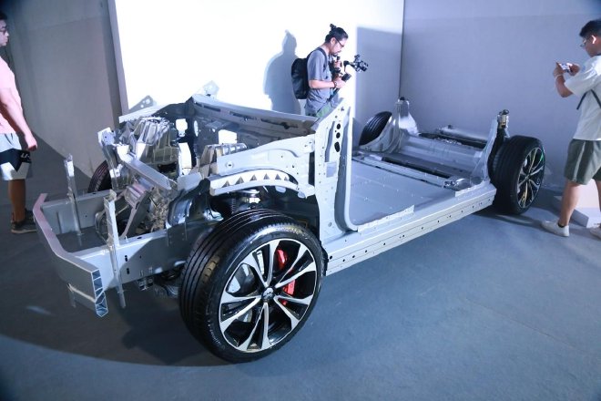 为“高级”而生 全新蔚来ES8底盘动态体验