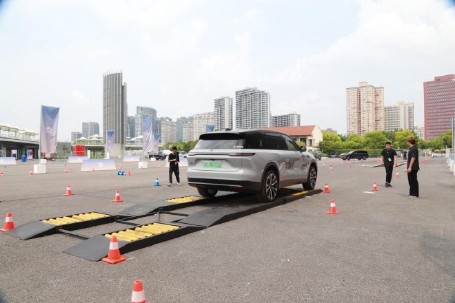 为“高级”而生 全新蔚来ES8底盘动态体验