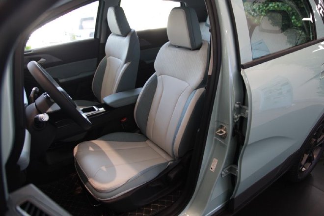 越级配置够抢眼 到店实拍吉利几何E萤火虫