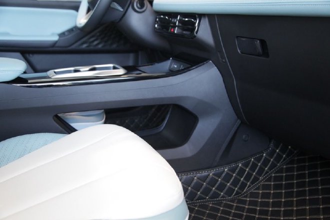 越级配置够抢眼 到店实拍吉利几何E萤火虫