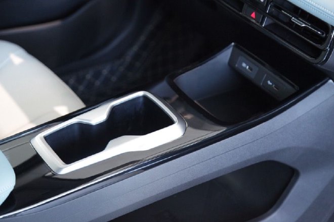 越级配置够抢眼 到店实拍吉利几何E萤火虫