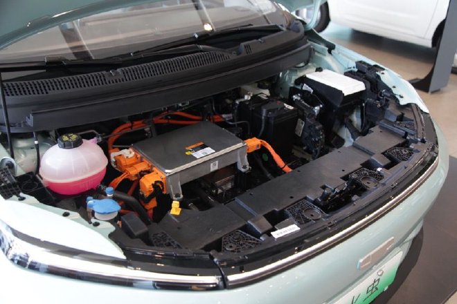 越级配置够抢眼 到店实拍吉利几何E萤火虫