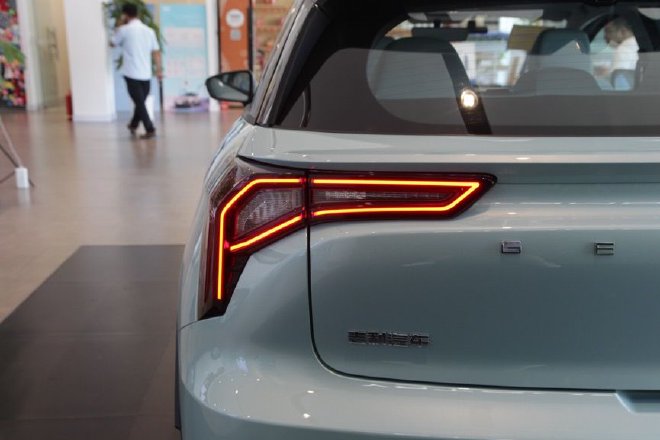 越级配置够抢眼 到店实拍吉利几何E萤火虫