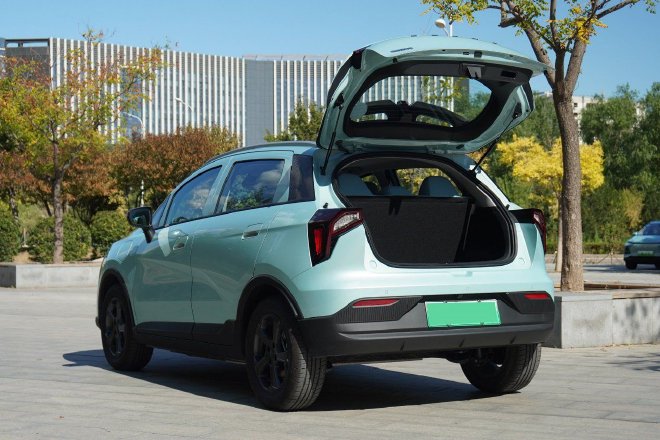 真五座 配置全 动态体验吉利几何E萤火虫