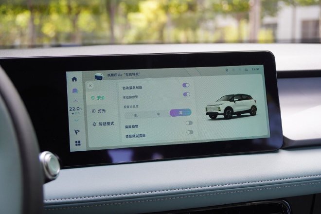 真五座 配置全 动态体验吉利几何E萤火虫