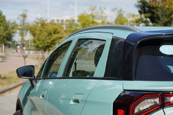 真五座 配置全 动态体验吉利几何E萤火虫