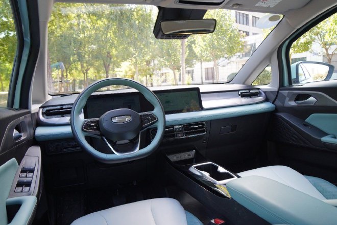 真五座 配置全 动态体验吉利几何E萤火虫