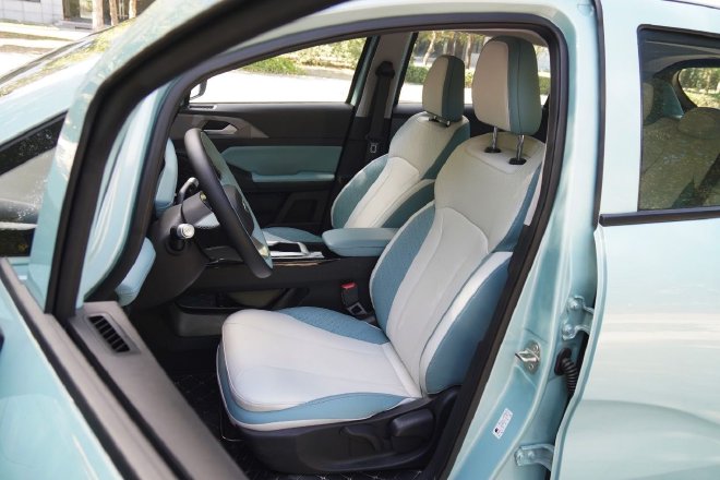 真五座 配置全 动态体验吉利几何E萤火虫