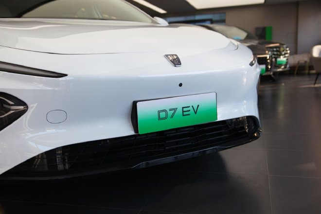彰显优雅与从容 实拍后驱纯电车型荣威D7 EV
