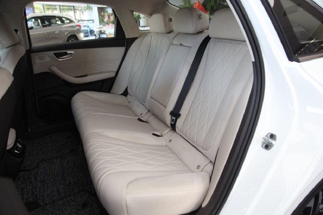 彰显优雅与从容 实拍后驱纯电车型荣威D7 EV