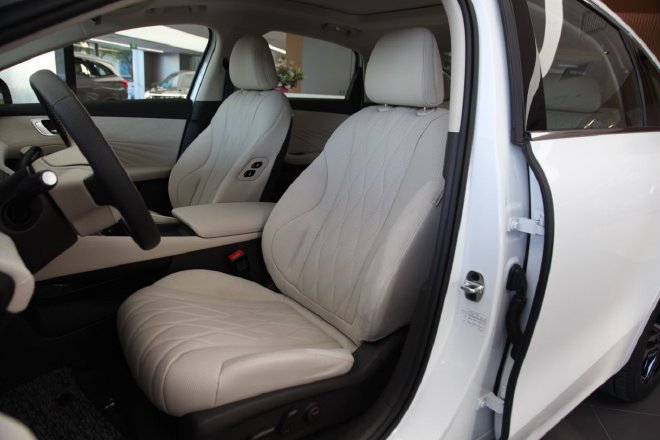 彰显优雅与从容 实拍后驱纯电车型荣威D7 EV