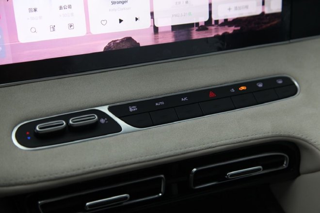 彰显优雅与从容 实拍后驱纯电车型荣威D7 EV