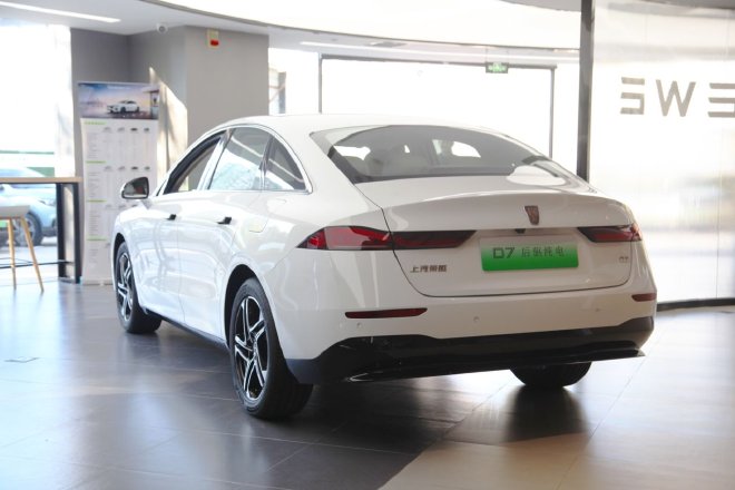彰显优雅与从容 实拍后驱纯电车型荣威D7 EV