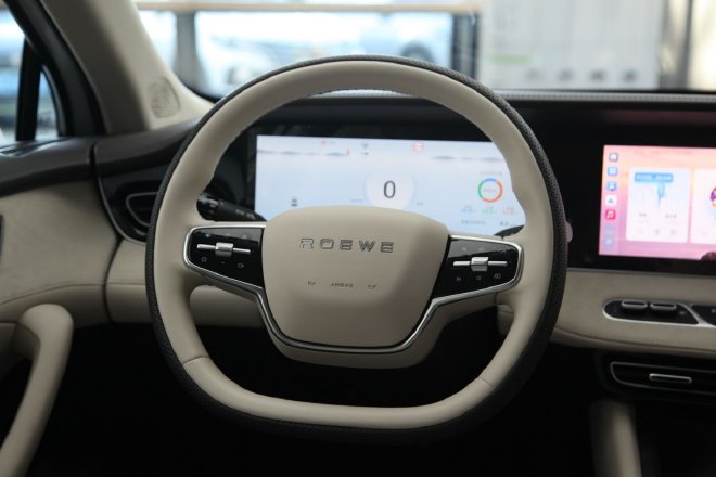 彰显优雅与从容 实拍后驱纯电车型荣威D7 EV