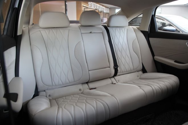 彰显优雅与从容 实拍后驱纯电车型荣威D7 EV