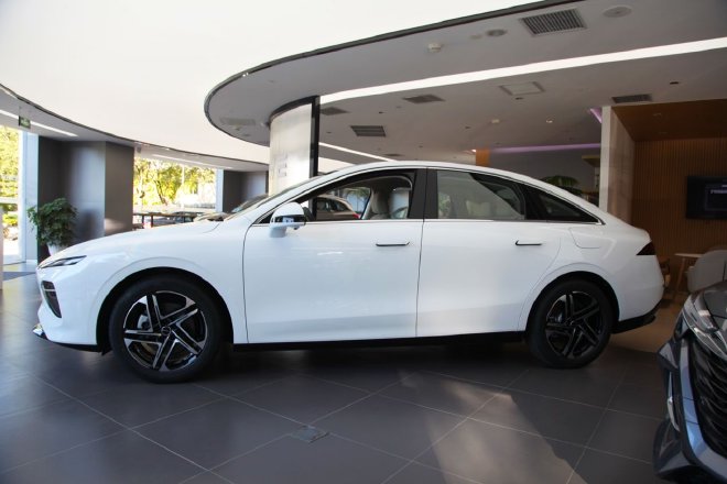 彰显优雅与从容 实拍后驱纯电车型荣威D7 EV