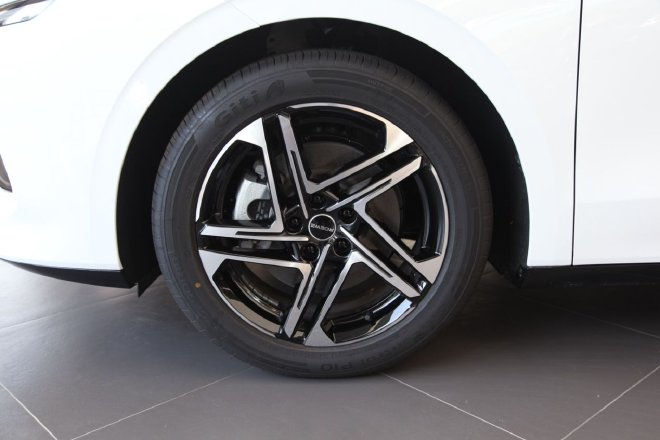 彰显优雅与从容 实拍后驱纯电车型荣威D7 EV