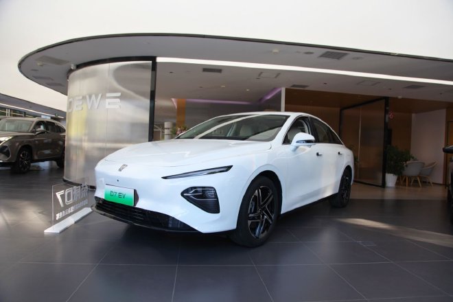 彰显优雅与从容 实拍后驱纯电车型荣威D7 EV