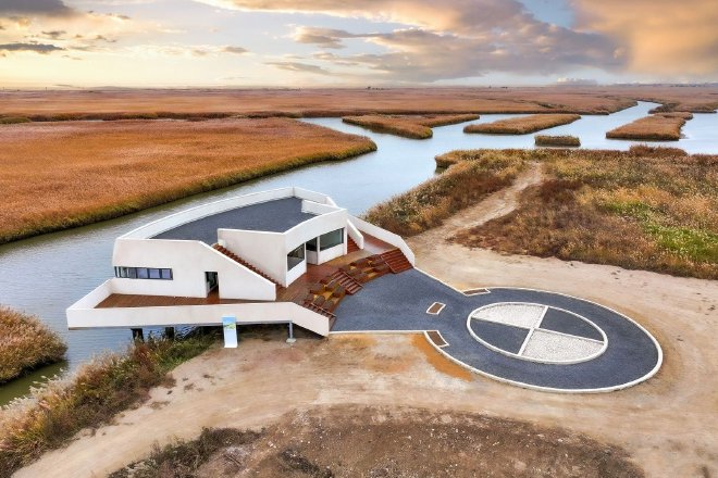 由清华大学美术学院团队担纲设计、“BMW美丽家园行动”捐建的“美丽家园-鹤乡”观鸟屋