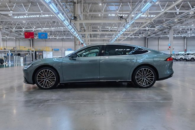 定位大型纯电轿车，远航Y6正式下线