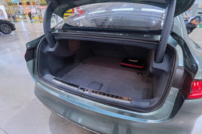 定位大型纯电轿车，远航Y6正式下线