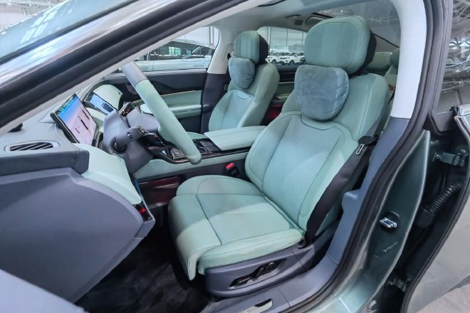 定位大型纯电轿车，远航Y6正式下线