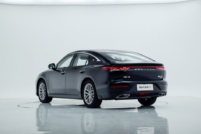 换装全新设计，车身加长 实拍体验奔腾B70