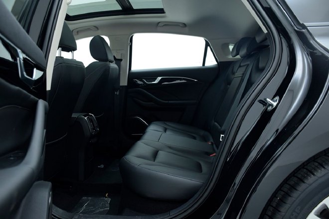 换装全新设计，车身加长 实拍体验奔腾B70