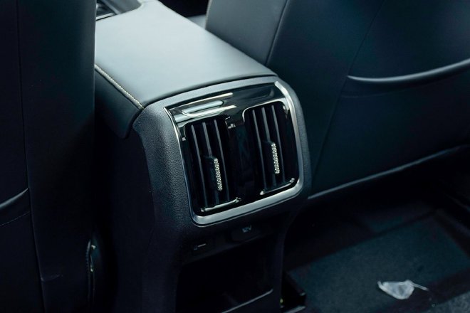 换装全新设计，车身加长 实拍体验奔腾B70