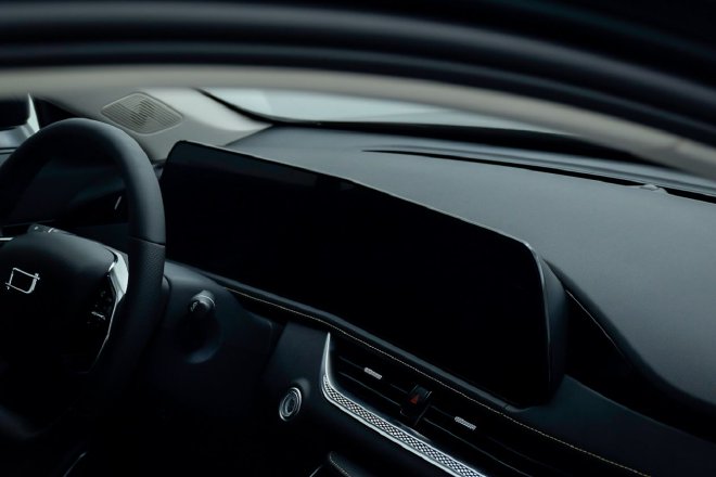 换装全新设计，车身加长 实拍体验奔腾B70