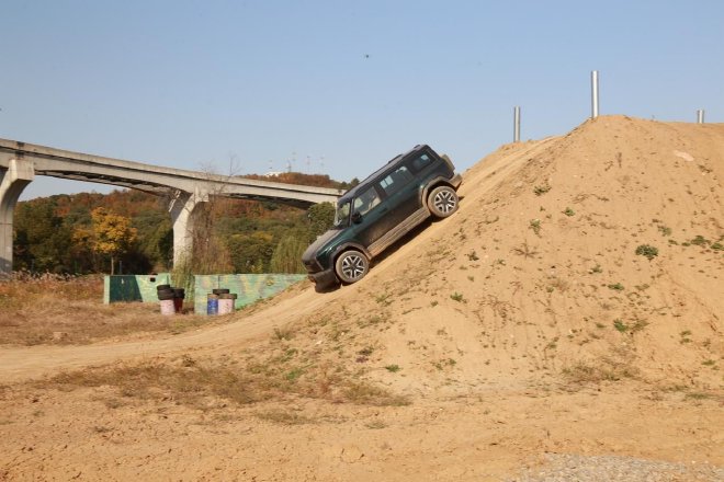 硬核小“潮盒” 抢先试驾iCAR 03