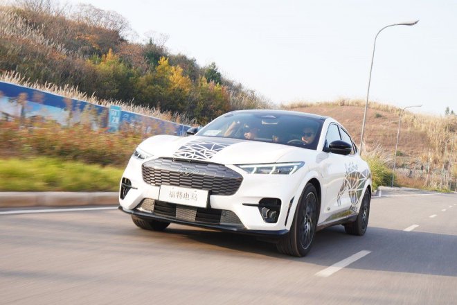 换个角度感受经典 试驾2024款福特电马