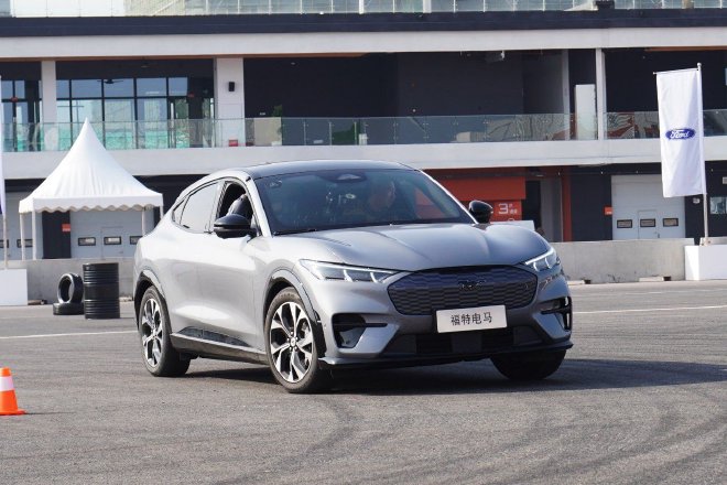 换个角度感受经典 试驾2024款福特电马