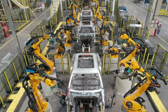 　　[奇瑞青岛超级工厂冲压、焊装、涂装接近100%自动化]