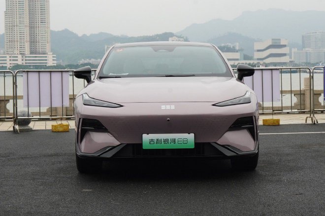 “卷”性能“卷”配置 吉利银河E8性能版就没怕过谁