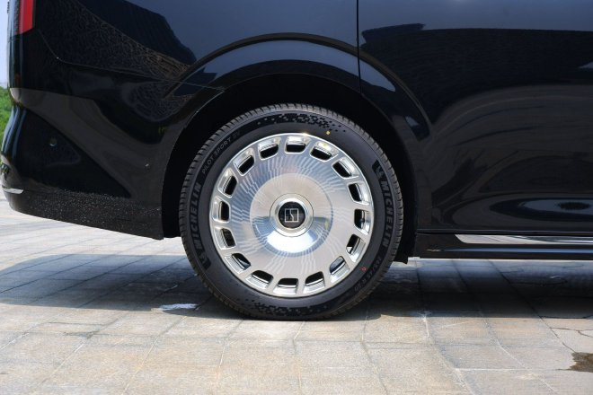 售价78.9万元 极氪009光辉正式上市