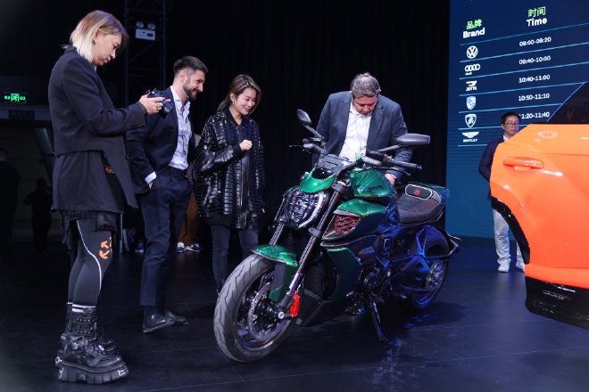 杜卡迪 Diavel for Bentley 限量版摩托车