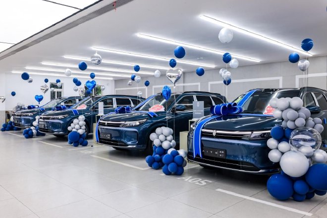 赛力斯张兴海重庆为首批用户交车 问界新M7 Ultra上市即交付