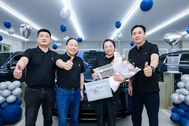 赛力斯张兴海重庆为首批用户交车 问界新M7 Ultra上市即交付