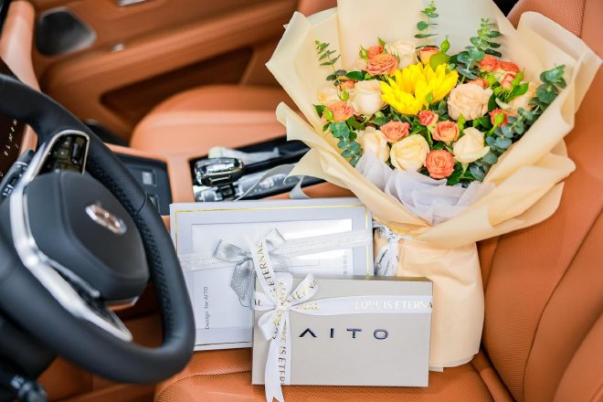 赛力斯张兴海重庆为首批用户交车 问界新M7 Ultra上市即交付