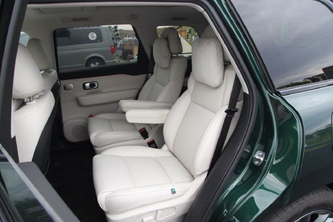 空间够大配置全 抢先试驾零跑C16增程版车型