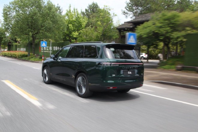 空间够大配置全 抢先试驾零跑C16增程版车型