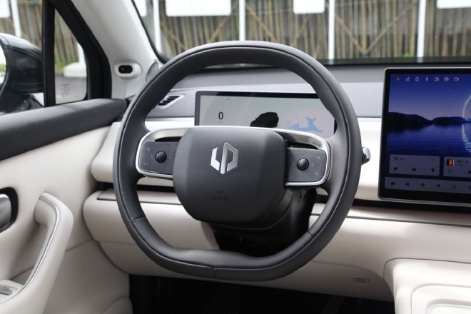 空间够大配置全 抢先试驾零跑C16增程版车型